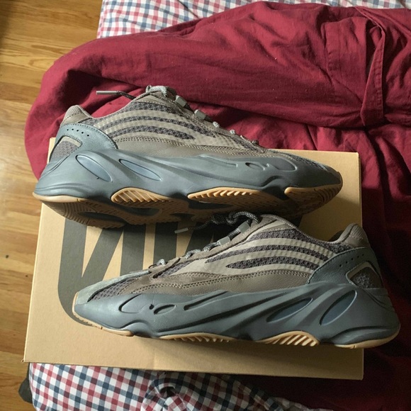 Yeezy 700 Geode - Picture 4 of 6